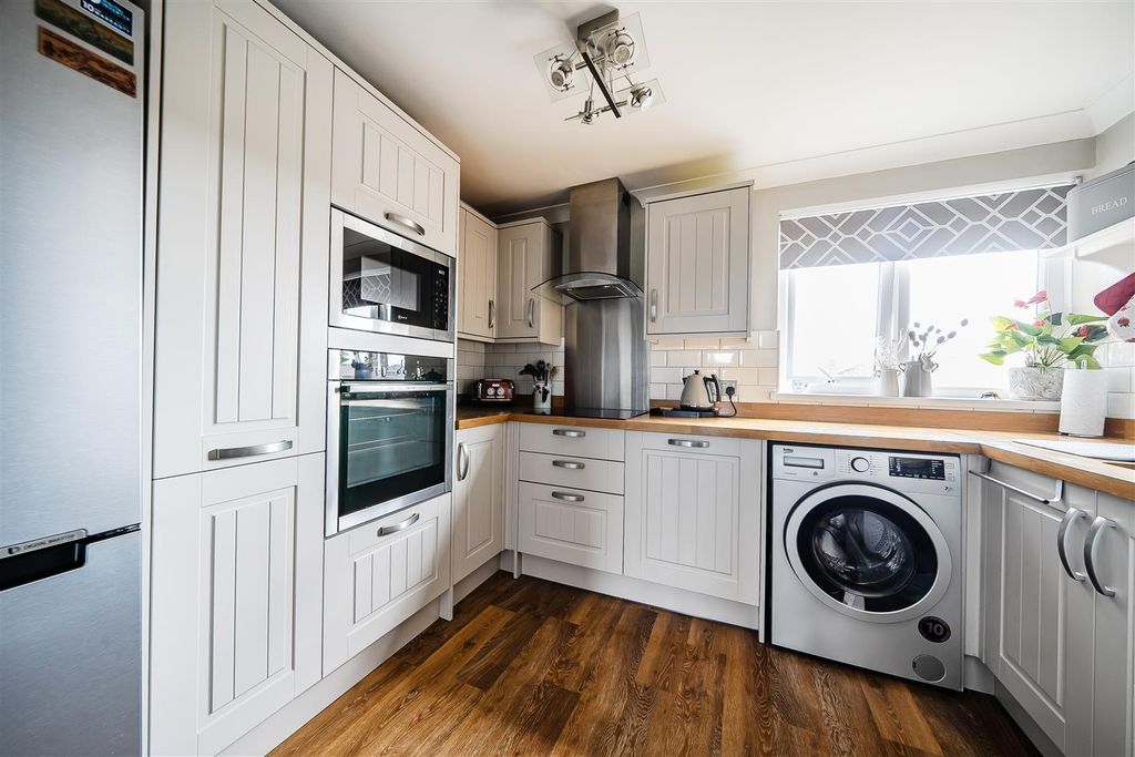 Property photo 2 of 14 Kitchen