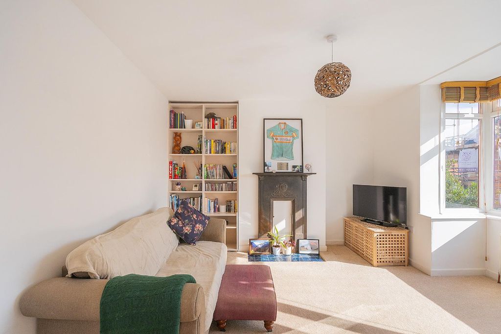Property photo 3 of 37 3Q3Rke - Living Room D.Jpg