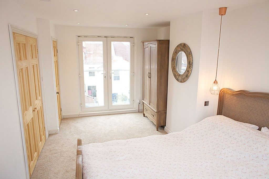 Property photo 3 of 12 This Charming Double Bedroom Features Ample Natura...