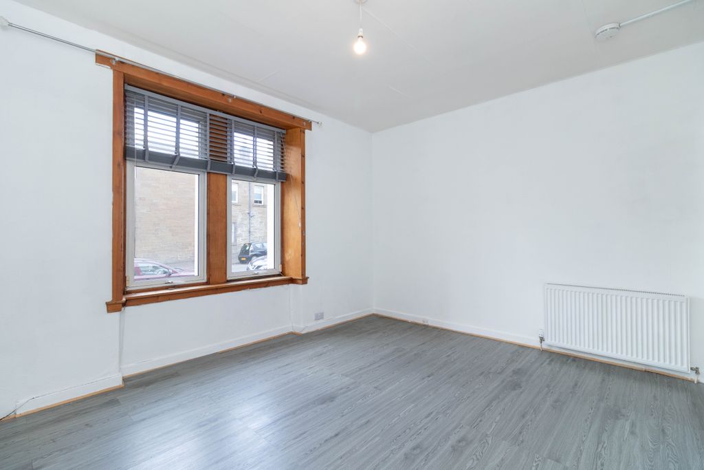 Property photo 3 of 16 Lounge