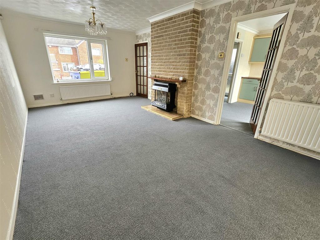 Property photo 3 of 13 Lounge