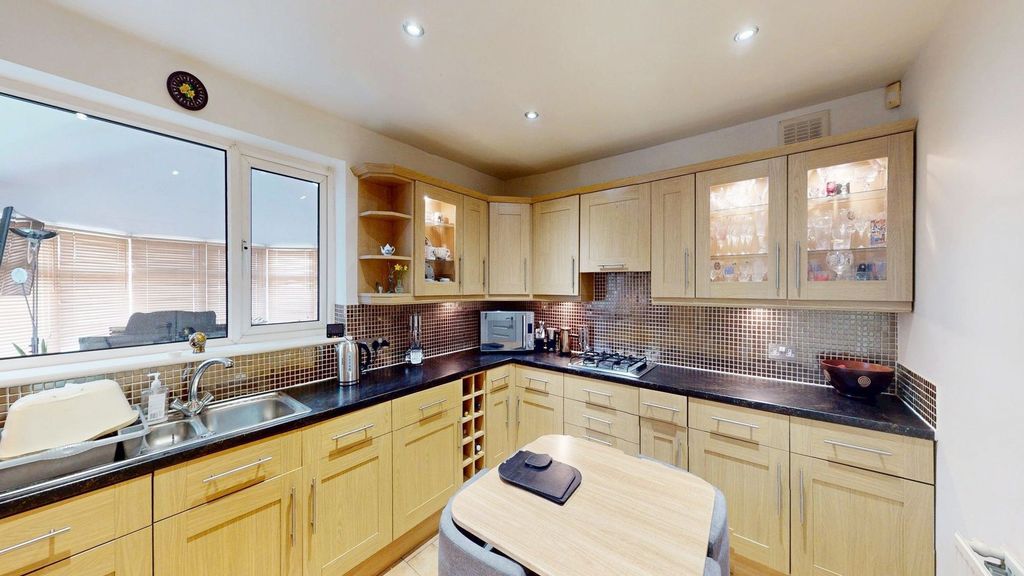 Property photo 3 of 20 Kitchen