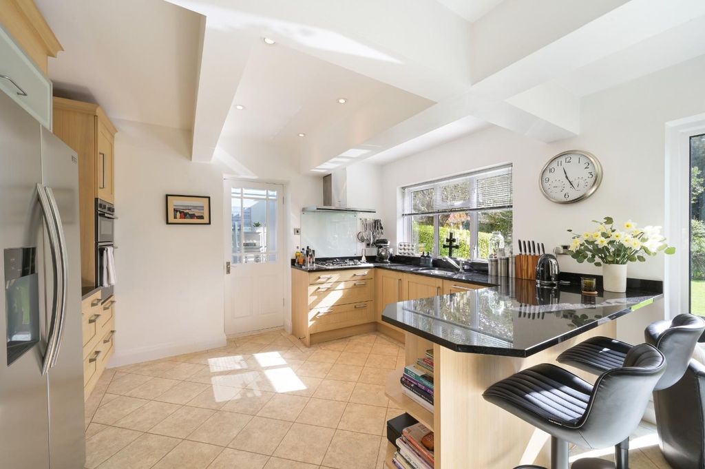 Property photo 3 of 20 Fiddicroft Avenue