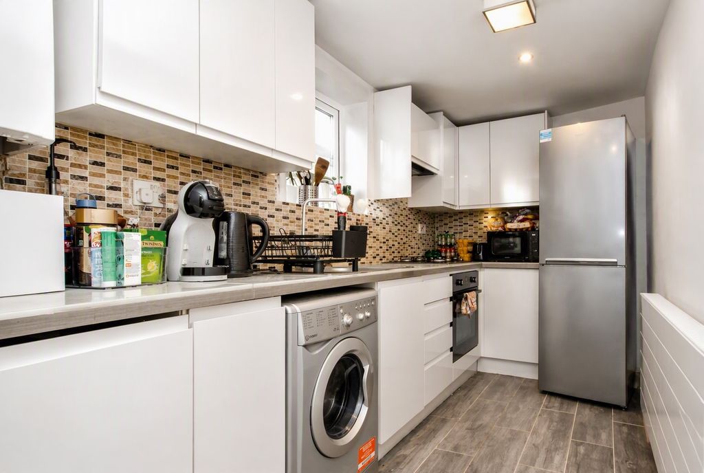 Property photo 3 of 8 Kitchen