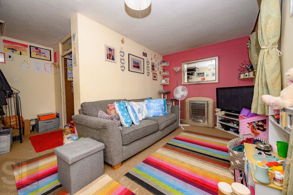 Property photo 3 of 10 Moorlandgardensluton_2691