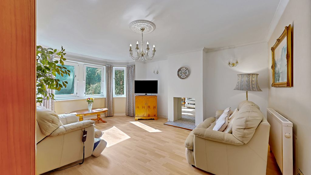 Property photo 3 of 31 18-Print-38 Addison Road Flat 2.3_21
