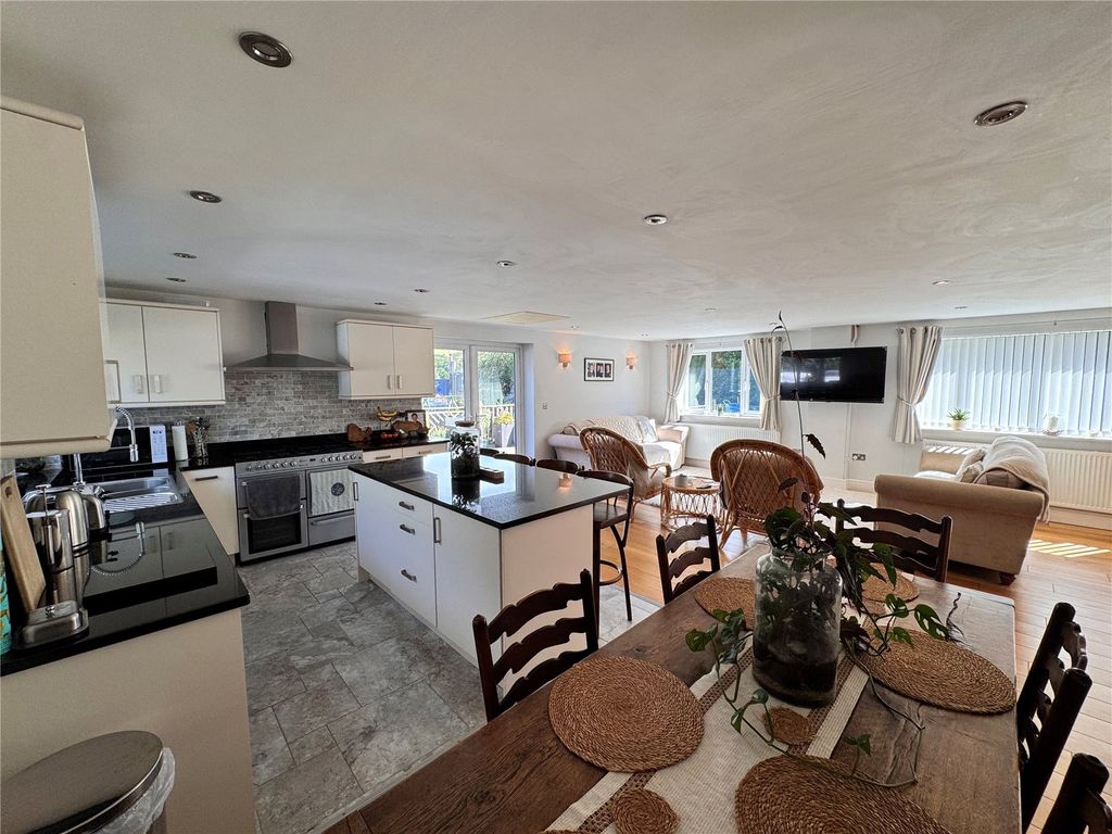 Property photo 2 of 32 Picture No. 12