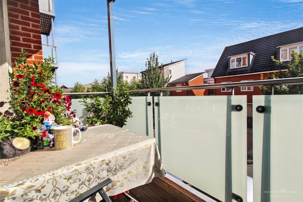 Property photo 2 of 10 Balcony