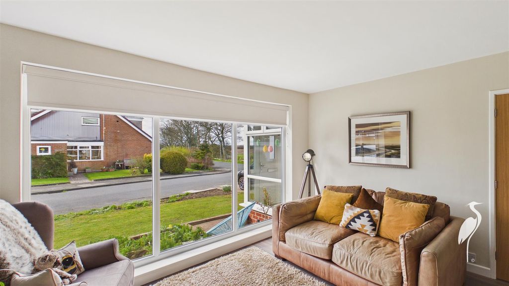 Property photo 3 of 29 Lounge