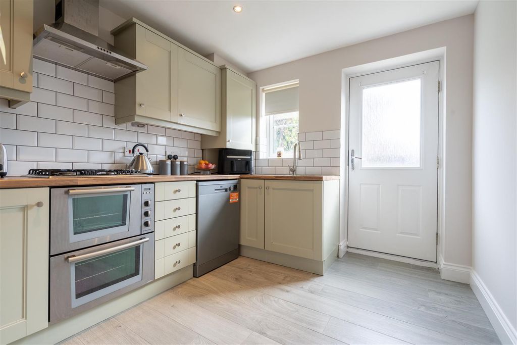 Property photo 3 of 8 Kitchen