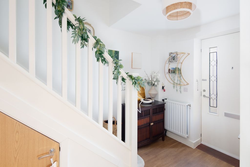 Property photo 3 of 25 Entrance Hall