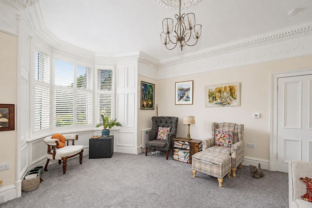 Property photo 3 of 26 397 Queen Street Bf-10.Jpg