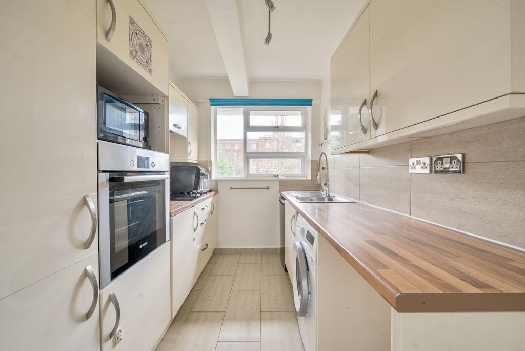 Property photo 3 of 17 Kitchen