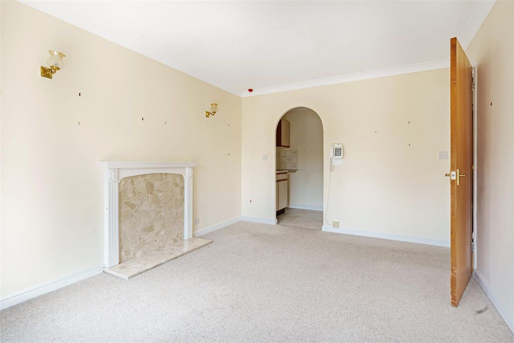 Property photo 3 of 11 Sitting Room