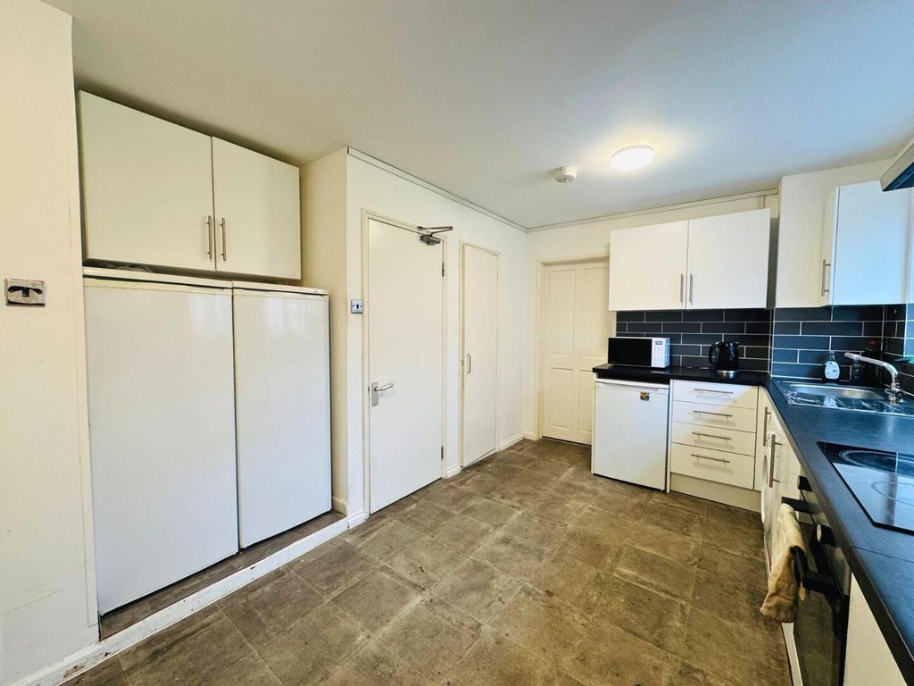 Property photo 3 of 14 Kitchen