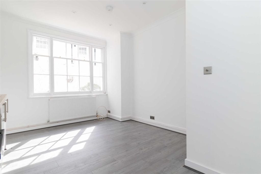 Property photo 3 of 12 Park Crescent-04.Jpg