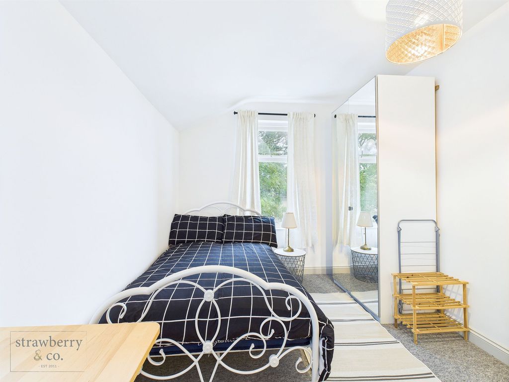 Property photo 3 of 11 Room 3