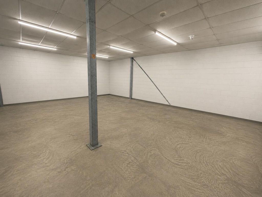 Property photo 2 of 11 Warehouse
