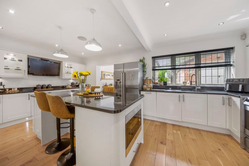 Property photo 2 of 31 Kitchen