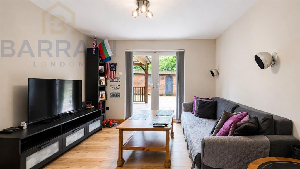 Property photo 3 of 9 Jade Close, E16 For Sale By Barrain London Estate Agency