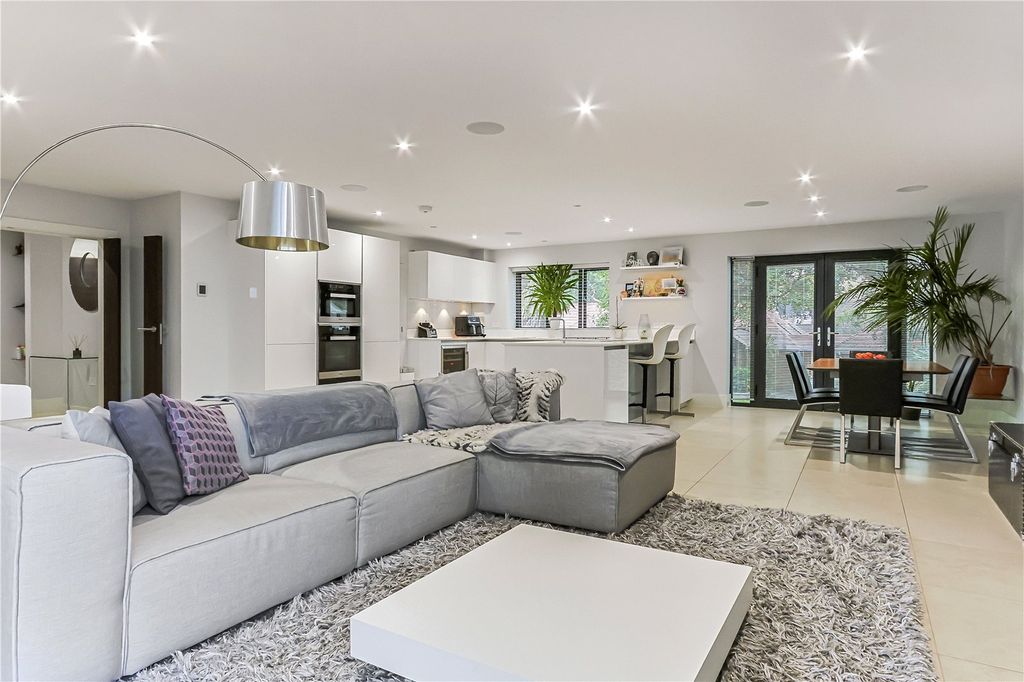 Property photo 2 of 24 Family Area