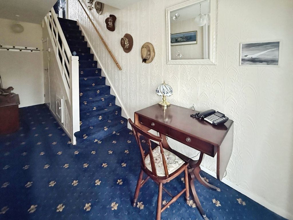 Property photo 2 of 18 Entrance Hall