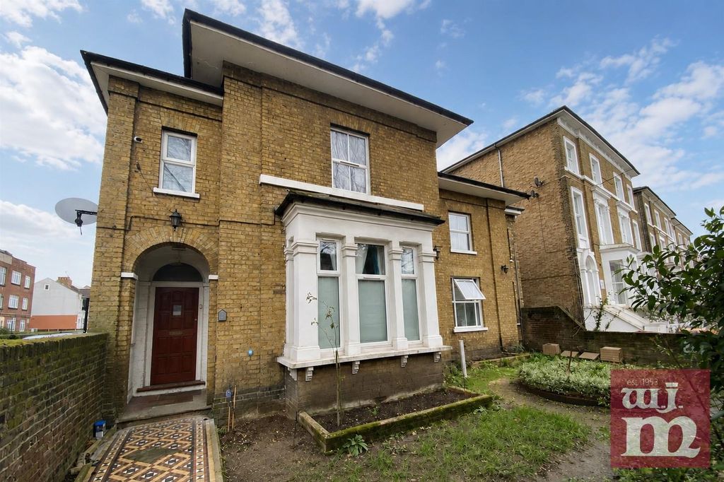 Property photo 1 of 11 Romford Road