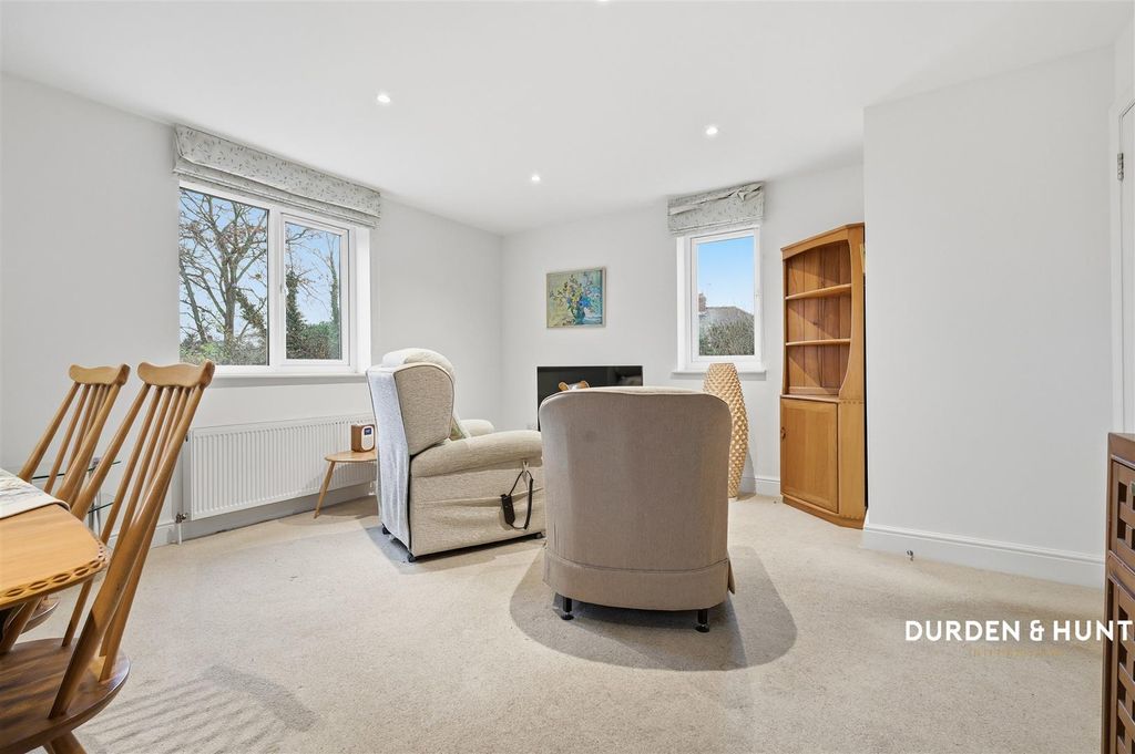 Property photo 3 of 16 Lime Tree Close