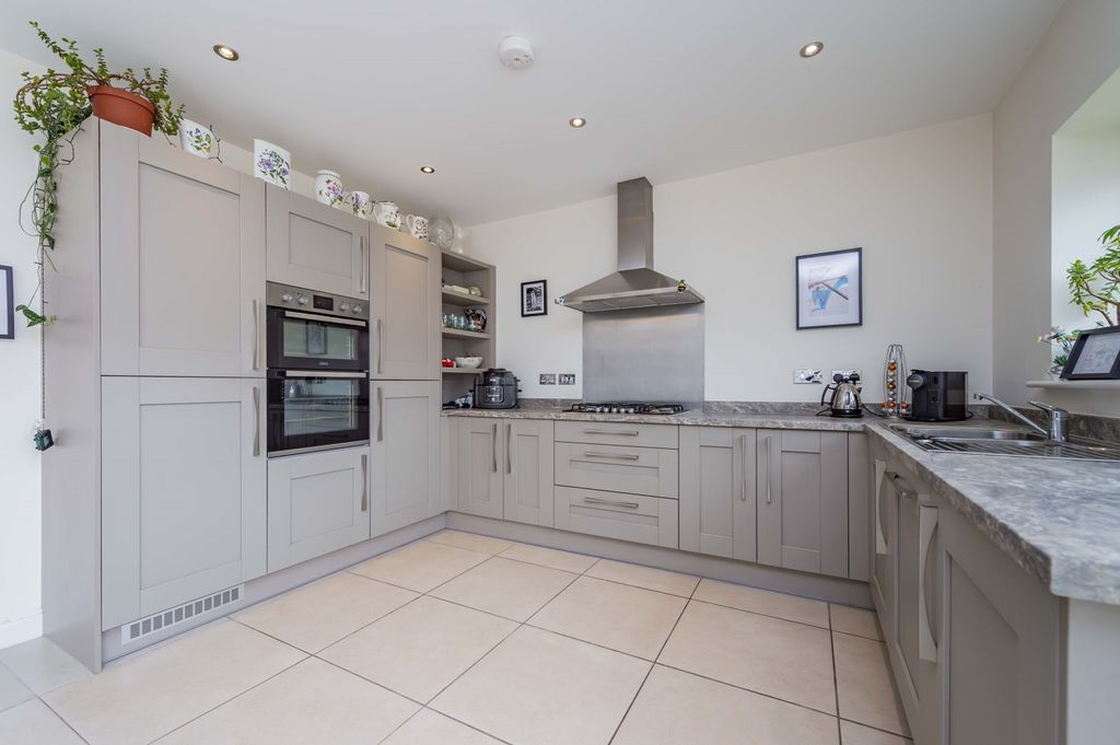 Property photo 3 of 24 79 Llys Y Groes  Pfp (23 Of 39)