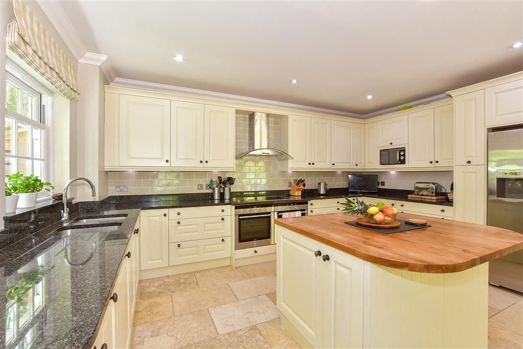 Property photo 3 of 19 Kitchen