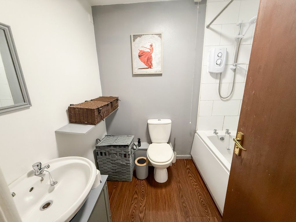 Property photo 3 of 11 Bathroom