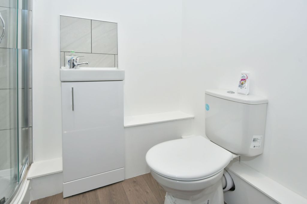 Property photo 3 of 13 Room 6 - Double Ensuite