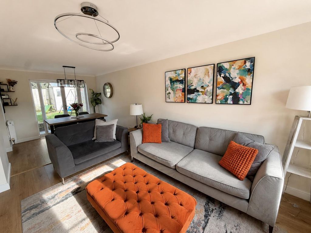 Property photo 3 of 16 Lounge