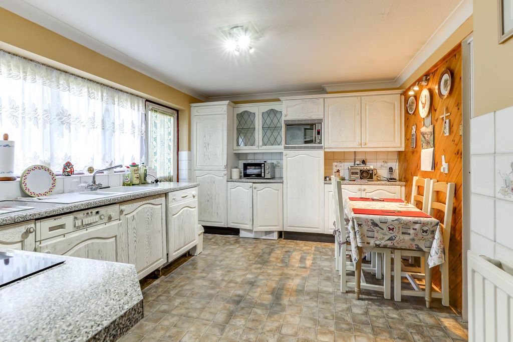 Property photo 3 of 20 Kitchen/Breakfast Room