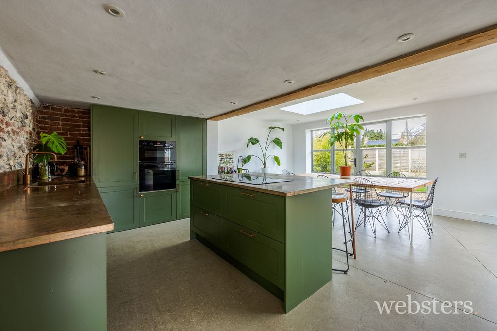 Property photo 2 of 37