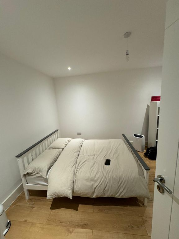 Property photo 1 of 6 Ensuite -Double Bedroom To Let Close To Barking Side Station- 850 Pcm