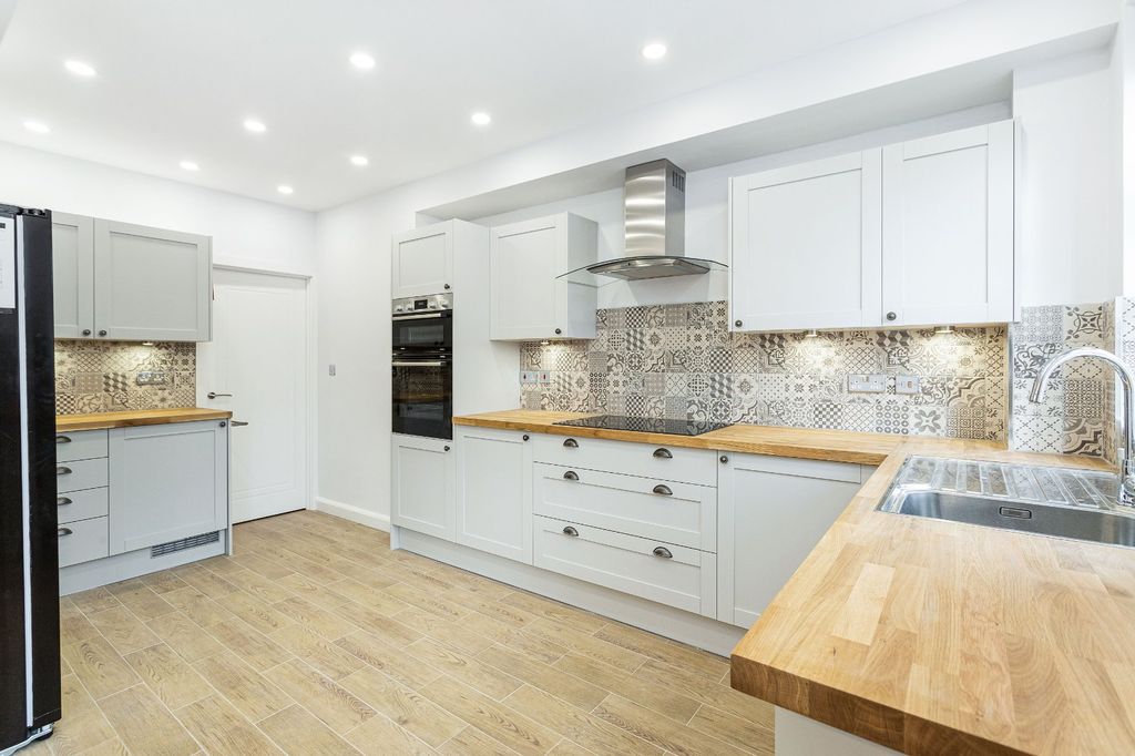 Property photo 2 of 12 Picture No. 14