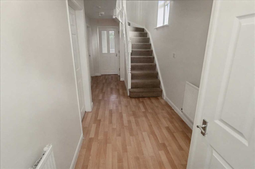 Property photo 2 of 25 Entrance Hall