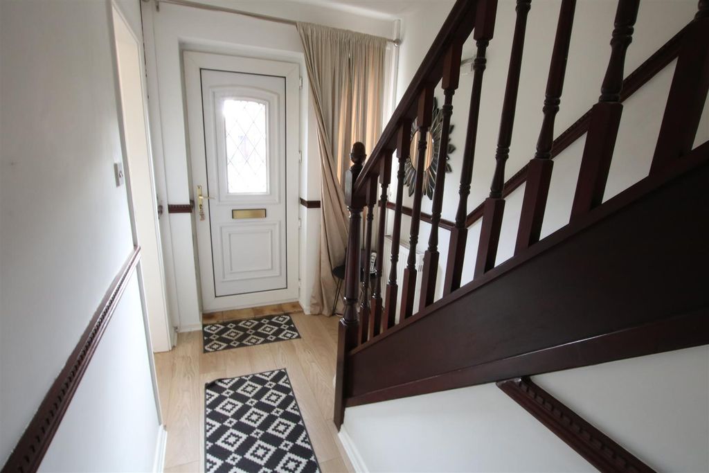 Property photo 3 of 18 Entrance Hall