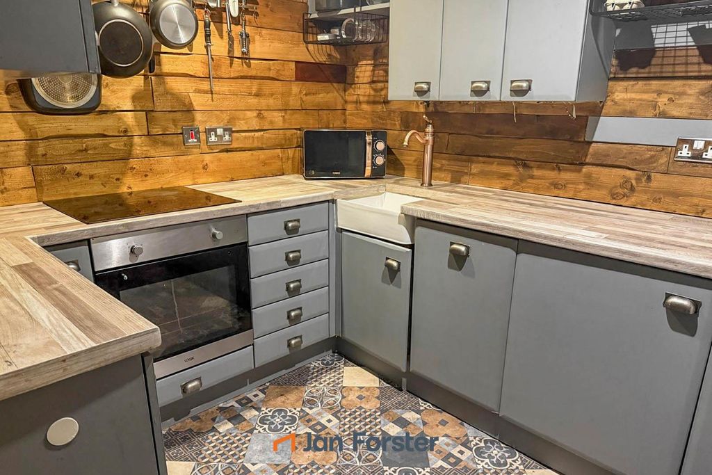 Property photo 3 of 14 Kitchen