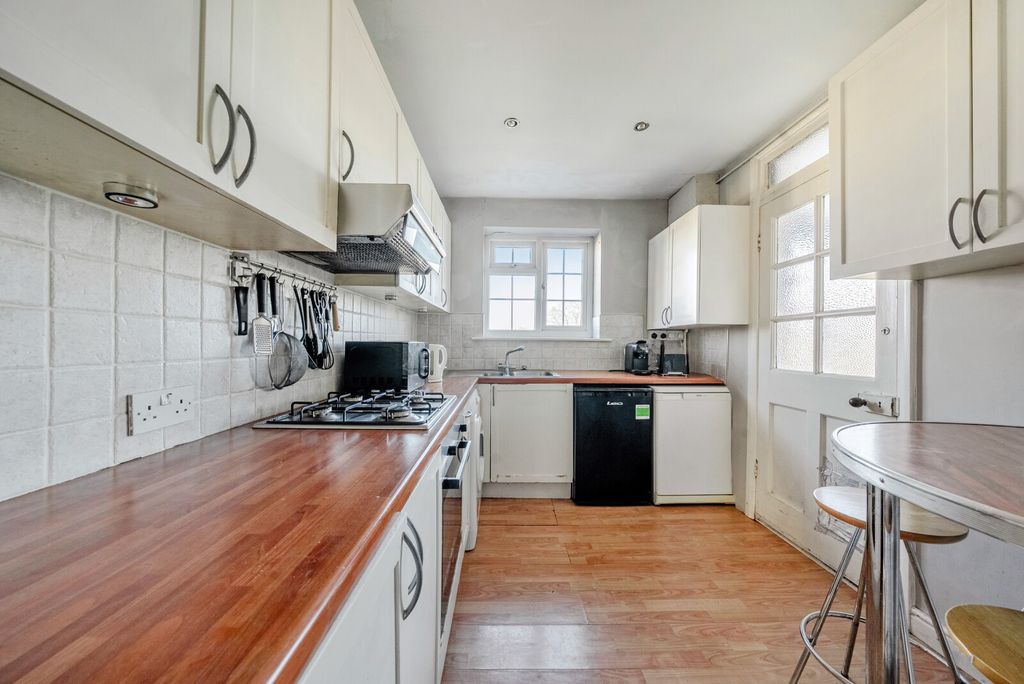 Property photo 3 of 10 Kitchen