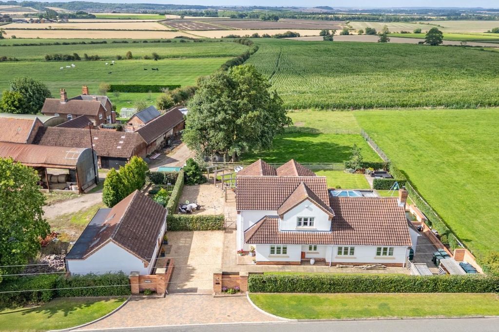 Property photo 1 of 32