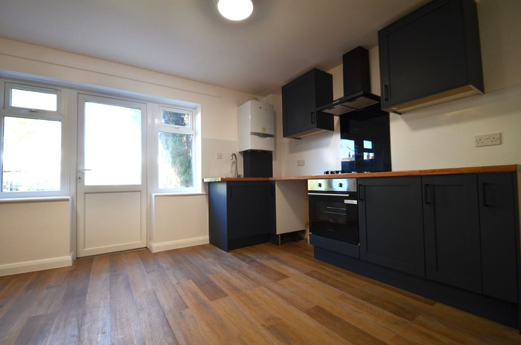 Property photo 2 of 10 Kitchen