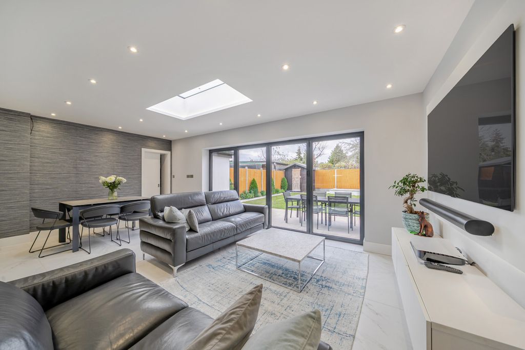 Property photo 3 of 19 1382575-19-691Ddd...