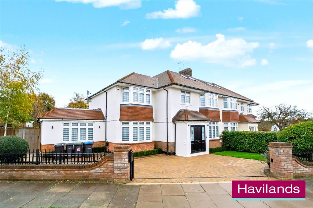 Property photo 1 of 22 Cranleigh Gardens N21 1Dr-7.Jpg