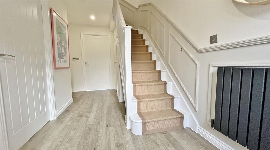 Property photo 2 of 19 Entrance Hall