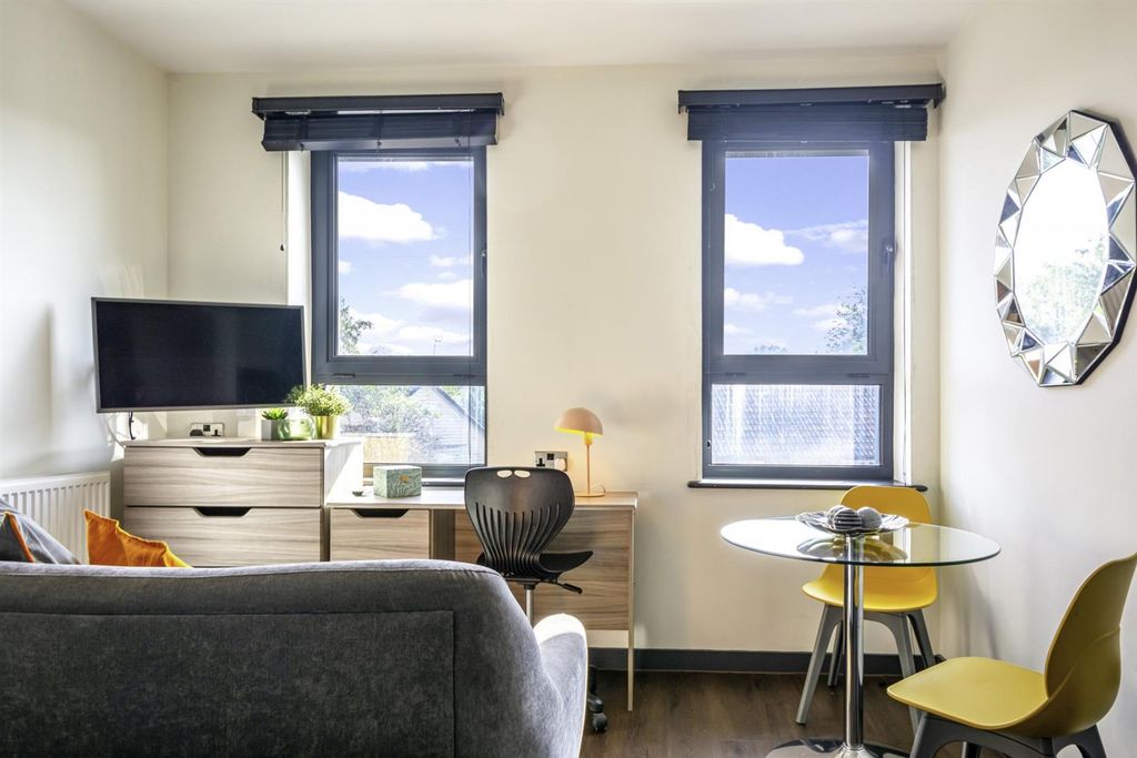 Property photo 1 of 4 Bright Lounge With Study Desk And Dining Table...
