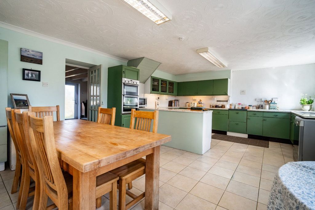Property photo 3 of 47