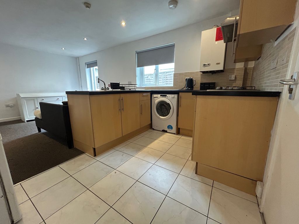 Property photo 2 of 7 c9A4B764-3A61-4030-8d8E-De3c3cc929F7