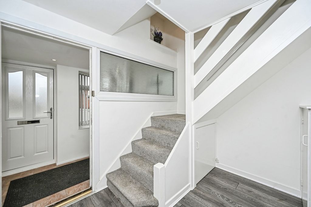 Property photo 3 of 19 Entrance